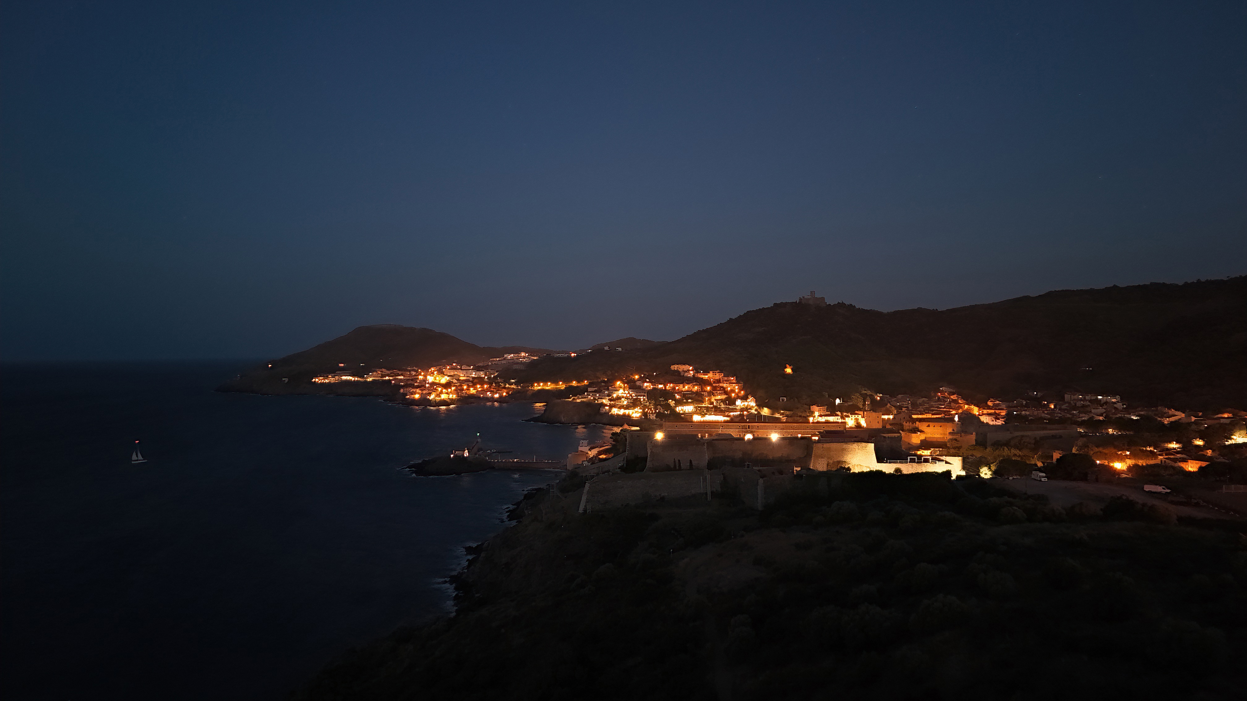 Collioure by night depuis le Fort Saint-Elme ጠ Château Royal illuminé